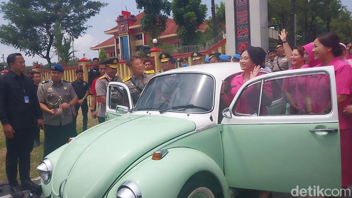 Komjen Agung Setya Imam Effendi dan istri saat akan meninggalkan Polda Sumut. (Finta Rahyuni/detikSumut)