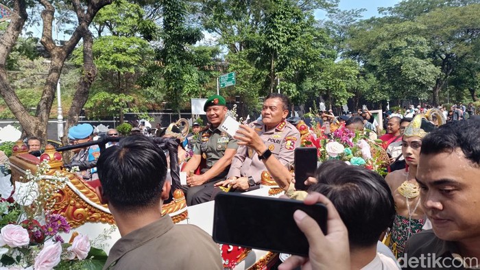Momen perpisahan Komjen Ahmad Luthfi dengan Polda Jateng di Jalan Pahlawan, Semarang, Jumat (2/8/2024).