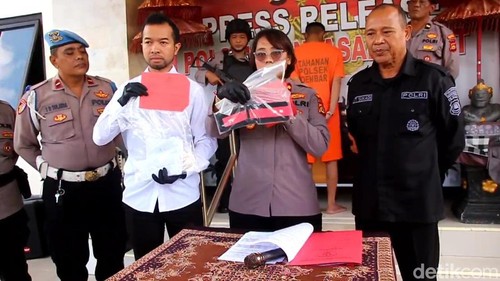 Konferensi pers kasus prostitusi online yang melibatkan anak di bawah umur melalui aplikasi MiChat di Mapolsek Denpasar Barat, Jumat (2/8/2024). (Foto: Aryo Mahendro/detikBali)