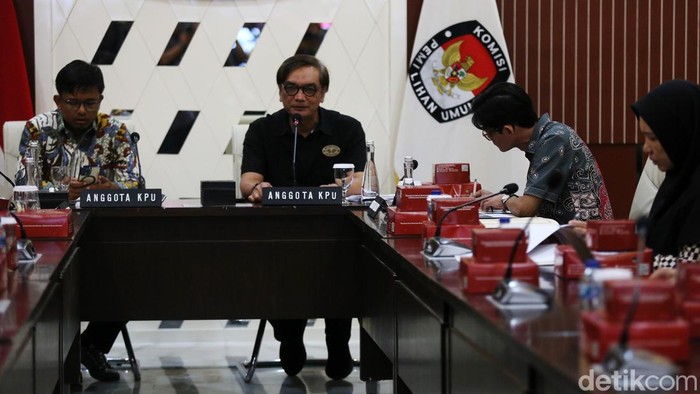 KPU Gelar Uji Publik Terkait PKPU Pilkada 2024 Anggota KPU Yulianto Sudrajat, Anggota KPU Idham Kholik, Anggota KPU August Melasz saat memimpin sesi uji publik rancangan Peraturan Komisi Pemilihan Umum (PKPU) terkait Pilkada 2024 di Jakarta, Jumat (2/8/2024). KPU melakukan dua uji puiblik rancangan PKPU yaitu tentang kampanye pemilihan gubernur dan wakil gubernur, bupati dan wakil bupati, serta walikota dan wakil walikota dan rancangan tentang dana kampanye peserta.