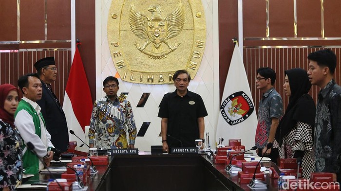 Anggota KPU Yulianto Sudrajat, Anggota KPU Idham Kholik, Anggota KPU August Melasz saat memimpin sesi uji publik rancangan Peraturan Komisi Pemilihan Umum (PKPU) terkait Pilkada 2024 di Jakarta, Jumat (2/8/2024). KPU melakukan dua uji puiblik rancangan PKPU yaitu tentang kampanye pemilihan gubernur dan wakil gubernur, bupati dan wakil bupati, serta walikota dan wakil walikota dan rancangan tentang dana kampanye peserta.