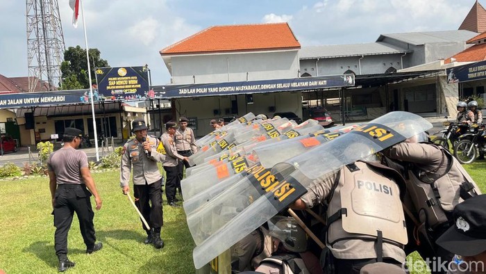 Latihan dalmas di lapangan Gajah Mada, Mapolres Mojokerto Kota