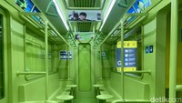 Jika area indoor bergaya gerbong kereta, maka di area outdoor suasananya seperti berada di stasiun. Lengkap dengan kursi seperti tempat tunggu penumpang. Foto: detikcom/Riska Fitria