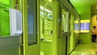 Kafe ini memang dibangun dengan inspirasi kereta Yamanote Line yang ikonik di Tokyo, Jepang. Bahkan warnanya pun serupa, yakni hijau nyentrik. Foto: detikcom/Riska Fitria