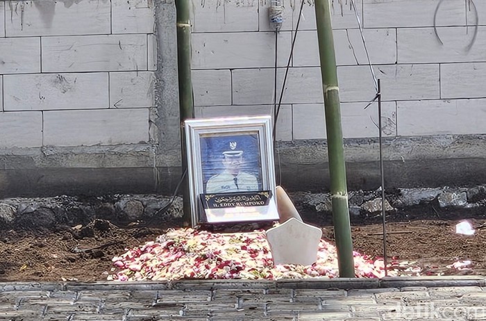 Makam Eddy Rumpoko yang baru dipindah