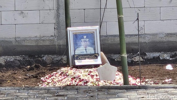 Peninggalan Almarhum Eddy Rumpoko, Mantan Wali Kota Batu, Dipindahkan dari Taman Makam Pahlawan