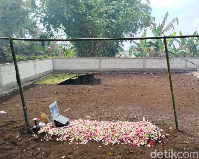 Makam Eddy Rumpoko yang baru dipindah