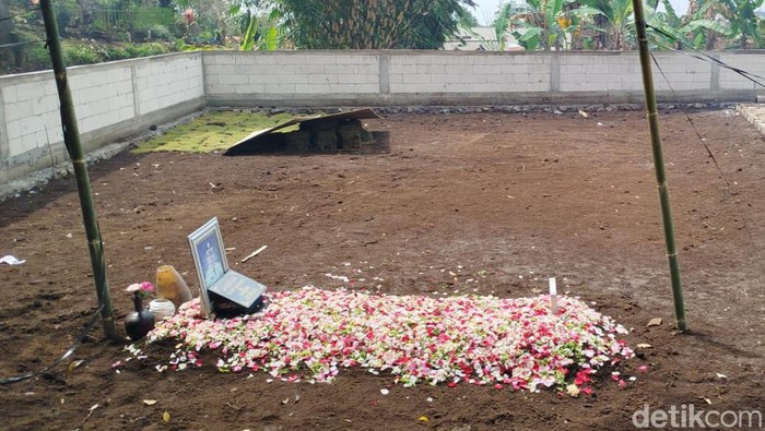Makam Eddy Rumpoko yang baru dipindah