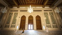 Tak hanya itu, Masjid Agung Sultan Qaboos di Oman juga memiliki sajadah tenun kerajinan tangan seberat 21 ton. Untuk membuatnya dibutuhkan waktu empat tahun bagi wanita Iran menyelesaikan karpet tersebut. Foto: Getty Images