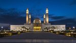 5 Keunikan Masjid Agung Sultan Qaboos di Oman yang Megah