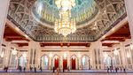 5 Keunikan Masjid Agung Sultan Qaboos di Oman yang Megah