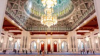 Masjid ini juga memiliki lampu gantung indah dengan ukuran besar. Lampu gantung raksasa buatan Italia ini pernah dinobatkan menjadi yang terbesar di dunia. Dibuat berlapis emas 24 karat dengan 600.000 hiasan kristal Swarovski. Foto: Getty Images