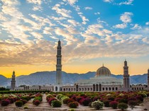 5 Keunikan Masjid Agung Sultan Qaboos di Oman yang Megah