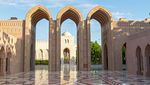 5 Keunikan Masjid Agung Sultan Qaboos di Oman yang Megah