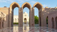 Masjid terbesar di Oman ini memiliki kapasitas yang dapat menampung 20.000 jemaah secara bersamaan. Foto: Getty Images