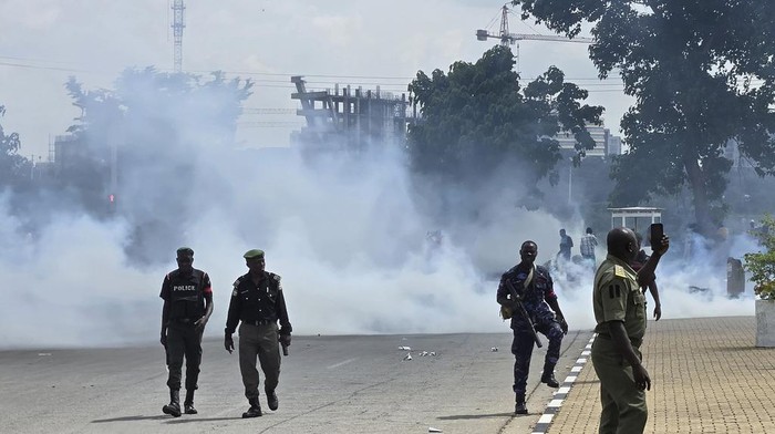 Massa Gelar Aksi Protes Akibat Krisis Ekonomi di Nigeria A woman protest against hardship on the street of Lagos, Nigeria, Thursday, Aug. 1, 2024. Thousands of mostly young people poured onto the streets across Nigeria on Thursday as they protested against the country's worst cost-of-living crisis in a generation. Security forces fired tear gas to disperse some of the protesters in the capital, Abuja. (AP Photo/Sunday Alamba)
