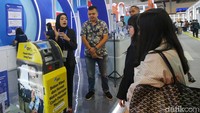 Pengunjung mendapat penjelasan saat mengunjungi salah satu stan pameran FEKDI dan KKI.