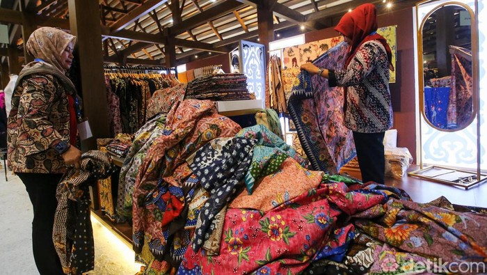 Melihat Pameran FEKDI dan KKI di JCC Bank Indonesia kembali menggelar acara Karya Kreatif Indonesia (KKI) bersamaan dengan Festival Ekonomi dan Keuangan Digital (FEKDI) 2024 di Jakarta Convention Center, pada tanggal 1 hingga 4 Agustus 2024.