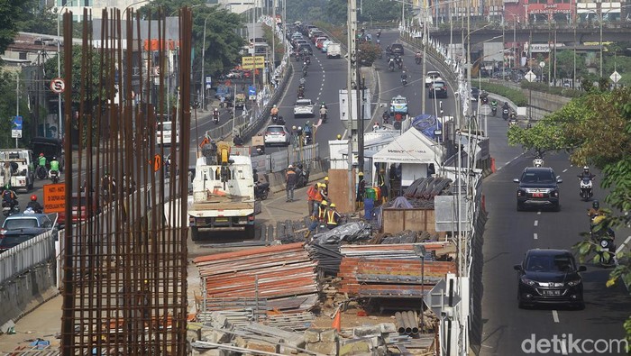 Progres pembangunan Light Rail Transit (LRT) Jakarta Fase 1B rute Velodrome-Manggarai disebut telah mencapai 23 persen. Proyek fase ini senilai Rp 4,55 triliun, Jumat (2/8/2024).