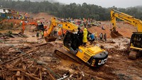 Proses pencarian korban melibatkan alat berat.  