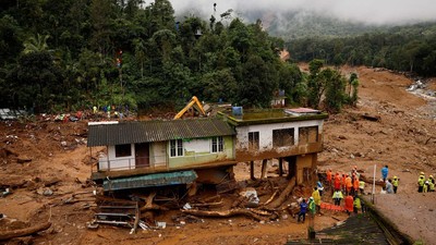 Melihat Proses Pencarian Korban Tanah Longsor di India