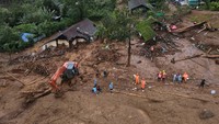 Foto udara pencarian korban tanah longsor.  