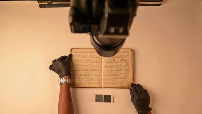 Seorang pengalih media menyelesaikan pengalihwahanaan naskah kuno di Perpustakaan Nasional (Perpusnas), Salemba, Jakarta, Kamis (1/8/2024). Sebanyak 6.700 dari total 12.700 naskah kuno yang ada di Perpusnas telah selesai dialihwahanakan dari konvensional menjadi digital sebagai upaya optimalisasi tempat penyimpanan, keamanan dari berbagai bentuk bencana, serta meningkatkan resolusi gambar dan file menjadi lebih stabil. ANTARA FOTO/Fauzan/tom.