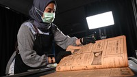 Seorang pengalih media menyelesaikan pengalihwahanaan naskah kuno di Perpustakaan Nasional (Perpusnas), Salemba, Jakarta, Kamis (1/8/2024).