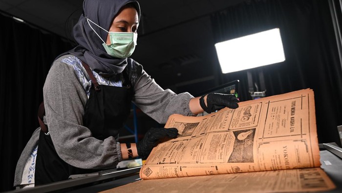 Melihat Proses Pengalihan Naskah Kuno Jadi Digital di Perpusnas Seorang pengalih media menyelesaikan pengalihwahanaan naskah kuno di Perpustakaan Nasional (Perpusnas), Salemba, Jakarta, Kamis (1/8/2024). Sebanyak 6.700 dari total 12.700 naskah kuno yang ada di Perpusnas telah selesai dialihwahanakan dari konvensional menjadi digital sebagai upaya optimalisasi tempat penyimpanan, keamanan dari berbagai bentuk bencana, serta meningkatkan resolusi gambar dan file menjadi lebih stabil. ANTARA FOTO/Fauzan/tom.