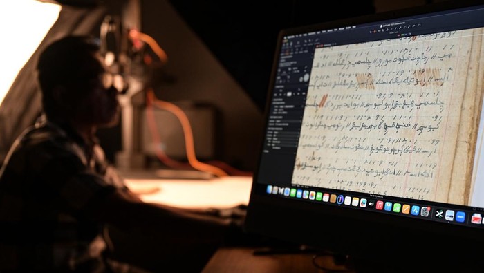 Seorang pengalih media menyelesaikan pengalihwahanaan naskah kuno di Perpustakaan Nasional (Perpusnas), Salemba, Jakarta, Kamis (1/8/2024). Sebanyak 6.700 dari total 12.700 naskah kuno yang ada di Perpusnas telah selesai dialihwahanakan dari konvensional menjadi digital sebagai upaya optimalisasi tempat penyimpanan, keamanan dari berbagai bentuk bencana, serta meningkatkan resolusi gambar dan file menjadi lebih stabil. ANTARA FOTO/Fauzan/tom.
