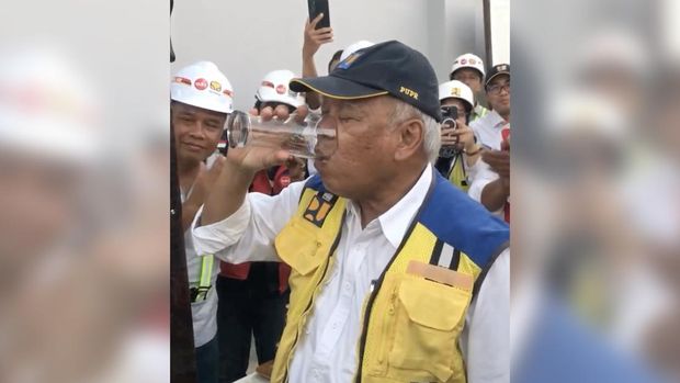 Menteri Pekerjaan Umum dan Perumahan Rakyat Basuki Hadimuljono meminum langsung air dari keran yakni Instalasi Pengolahan Air Minum (IPA) di Ibu Kota Nusantara (IKN). (Instagram @kemenpupr)