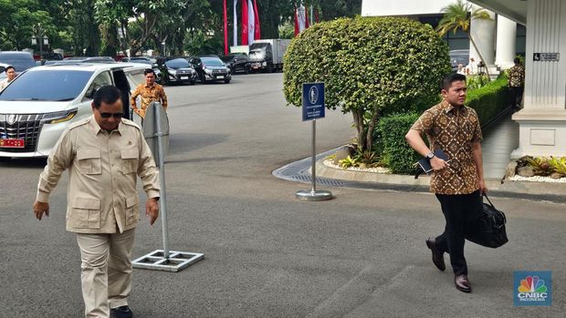 Menteri Pertahanan Prabowo Subianto di Istana Kepresidenan Jakarta, Jumat (2/8/2024). (CNBC Indonesia/Emir Yanwardhana)