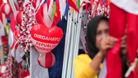 Kampung Bendera merupakan salah satu lokasi penjualan bendera Merah Putih, umbul-umbul dan berbagai aksesoris lainnya di Surabaya yang bisa dibeli oleh masyarakat menjelang HUT ke-79 Kemerdekaan RI.