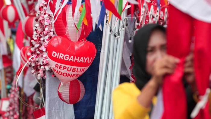 Meriahnya Suasana Kampung Bendera di Surabaya Pekerja memanggul umbul-umbul yang telah dikemas di Kampung Bendera di Jalan Darmokali, Surabaya, Jawa Timur, Jumat (2/8/2024). Kampung Bendera merupakan salah satu lokasi penjualan bendera Merah Putih, umbul-umbul dan berbagai aksesoris lainnya di Surabaya yang bisa dibeli oleh masyarakat menjelang HUT ke-79 Kemerdekaan RI. ANTARA FOTO/Didik Suhartono/foc.