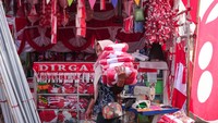 Pekerja memanggul umbul-umbul yang telah dikemas di Kampung Bendera di Jalan Darmokali, Surabaya, Jawa Timur, Jumat (2/8/2024).
