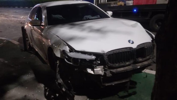 Mobil BMW Ringsek Tabrak Tiang Listrik di Senayan 

Satu unit mobil BMW warna putih menabrak tiang listrik di sekitar Senayan, Jakarta Pusat (Jakpus), Jumat (2/8/2024). Bagian depan mobil rusak akibat kecelakaan tersebut.