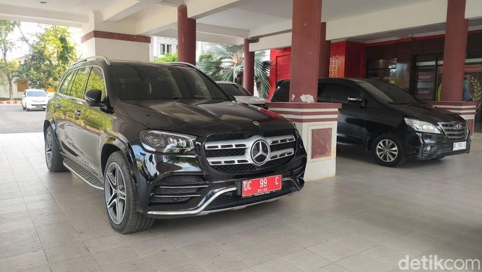 Mobil dinas Mercedes Benz milik Pemkab Polman.