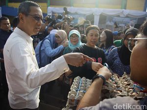 Heru Budi Tinjau Bazar Paket Sembako Murah Pasar Pramuka