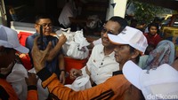Warga membeli sembako dengan harga lebih murah dari pasaran seperti telur dari harga biasanya Rp 27.000/kg hingga Rp 29.000/kg menjadi Rp 26.000/kg. 