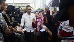Momen Pj Gubernur DKI Heru Budi Cek Pasar Sembako Murah