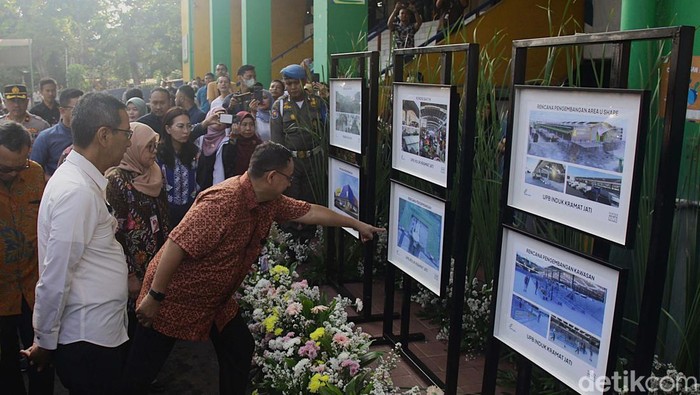 Momen Pj Gubernur DKI Heru Budi Cek Pasar Sembako Murah Pj Gubernur DKI Jakarta, Heru Budi Hartono mengunjungi bazar sembako murah di Pasar Pramuka, Jakarta. Ia mengecek harga sembako yang dijual.