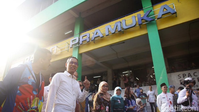 Momen Pj Gubernur DKI Heru Budi Cek Pasar Sembako Murah Pj Gubernur DKI Jakarta, Heru Budi Hartono mengunjungi bazar sembako murah di Pasar Pramuka, Jakarta. Ia mengecek harga sembako yang dijual.