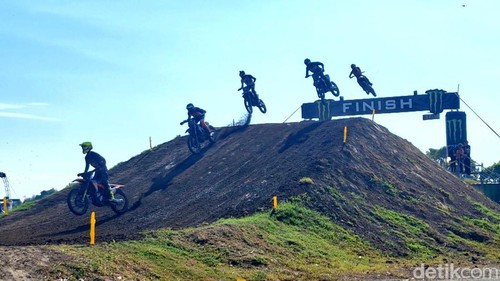 Suasana balap motor di event Motocross Grand Prix (MXGP) 2024 di Sirkuit Eks Bandara Selaparang, Kota Mataram, Juni 2024.