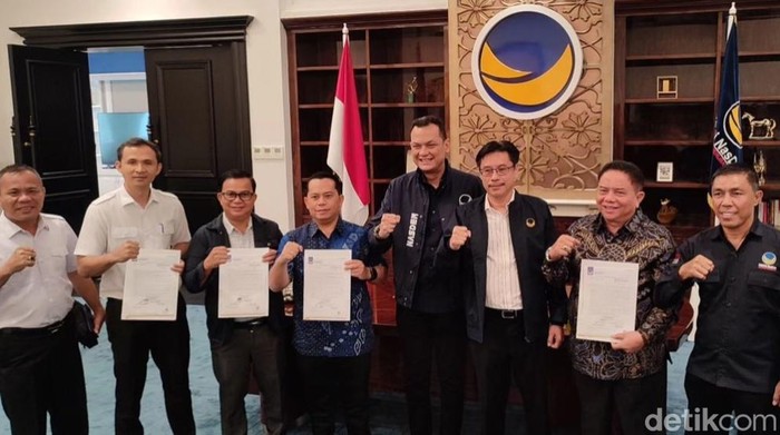 NasDem serahkan surat rekomendasi kepada beberapa Cakada untuk Pilkada di Sumut. (Dok. Instagram @official_nasdem)