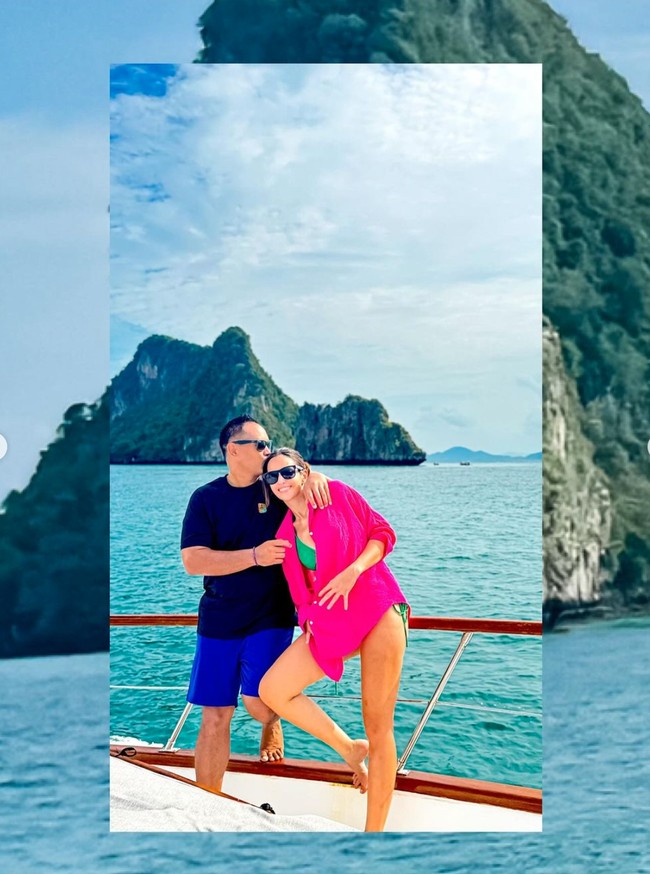 Sang suami, Ardi Bakrie tampak ikut menemani liburan istri tercintanya itu. Keduanya pun membagikan pose mesra mereka saat berada di atas yacht. Foto: Instagram/@ramadhaniabakrie