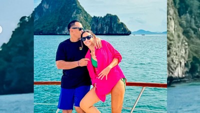 6 Gaya Seksi Nia Ramadhani Liburan Bareng Keluarga Naik Yacht