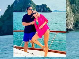 6 Gaya Seksi Nia Ramadhani Liburan Bareng Keluarga Naik Yacht