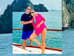 6 Gaya Seksi Nia Ramadhani Liburan Bareng Keluarga Naik Yacht