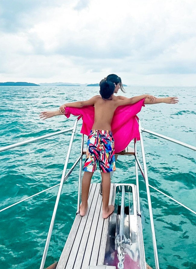 Tak hanya berdua dengan suaminya, Nia juga mengajak serta putranya. Terlihat Nia dan anak ketiganya, Magika, yang berpose menirukan adegan ikonik dalam film Titanic. Foto: Instagram/@ramadhaniabakrie