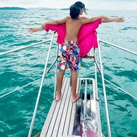 Tak hanya berdua dengan suaminya, Nia juga mengajak serta putranya. Terlihat Nia dan anak ketiganya, Magika, yang berpose menirukan adegan ikonik dalam film Titanic. Foto: Instagram/@ramadhaniabakrie